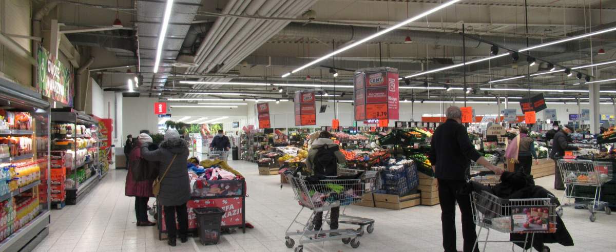 PHOTO: ZOFIA I MAREK BAZAK / EAST NEWS Warszawa N/Z Zakupy w hipermarkecie Kaufland - promocje na stoisku z owocami i warzywami oraz strefa okazji