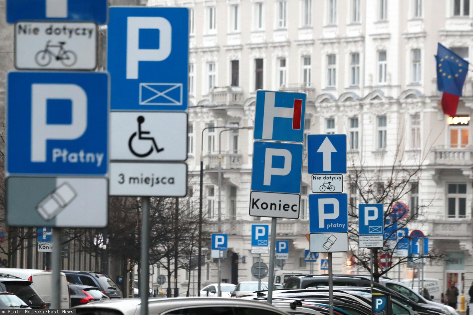 Wojewoda mazowiecki Konstanty Radziwiłł sprzeciwił się rozszerzeniu strefy płatnego parkowania w Warszawie.