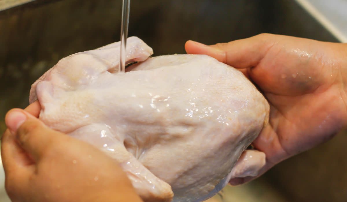 Czy mycie surowego mięsa jest bezpieczne? Nie ryzykuj szczególnie z jednym rodzajem