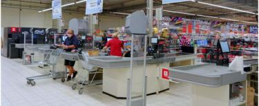 PHOTO: ZOFIA I MAREK BAZAK / EAST NEWS N/Z Zakupy w hipermarkecie Kaufland