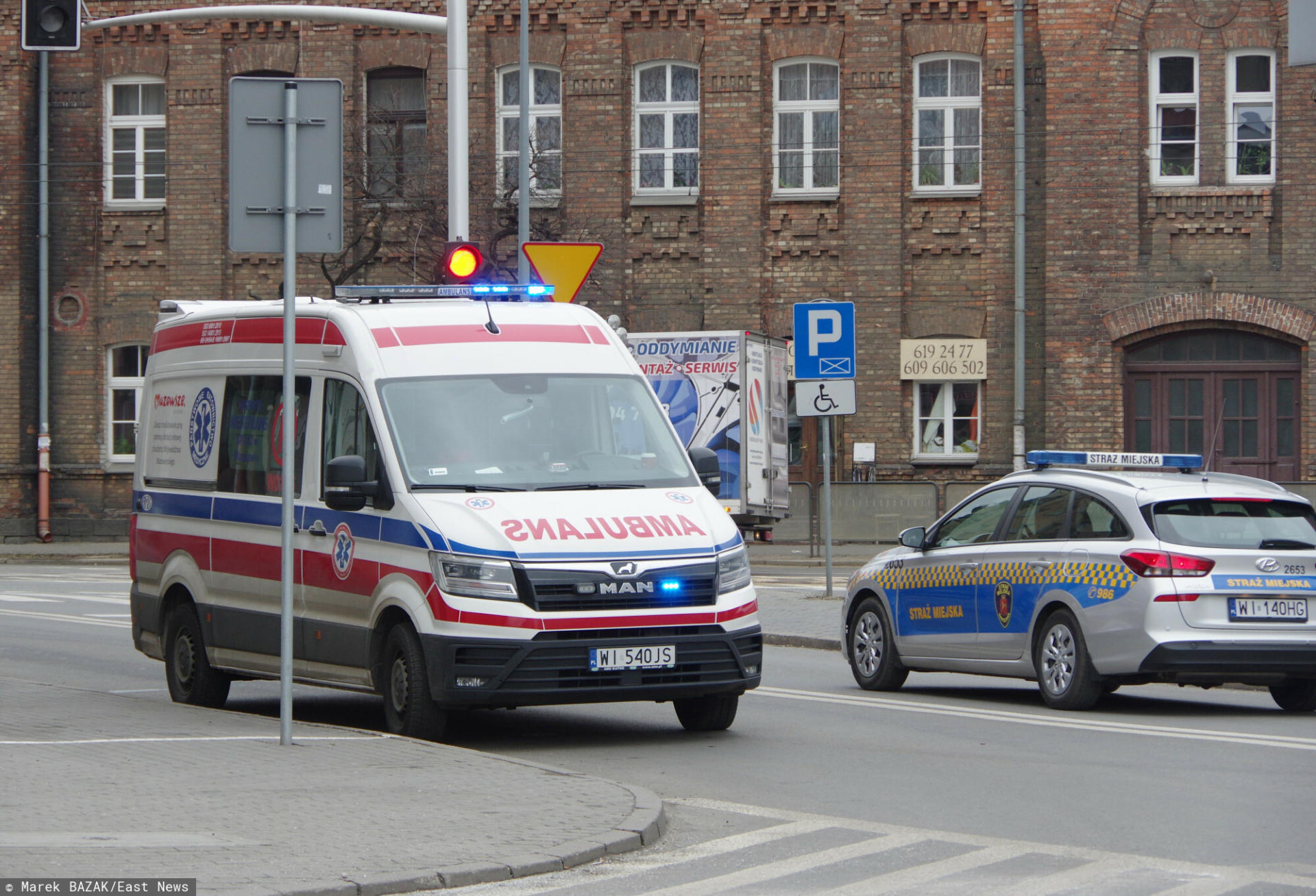 PHOTO: ZOFIA I MAREK BAZAK / EAST NEWS Warszawa N/Z Ambulans stojacy na sygnale
