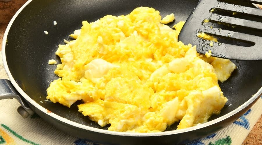 Puszysta jajecznica na mleku bez dodatku tłuszczu