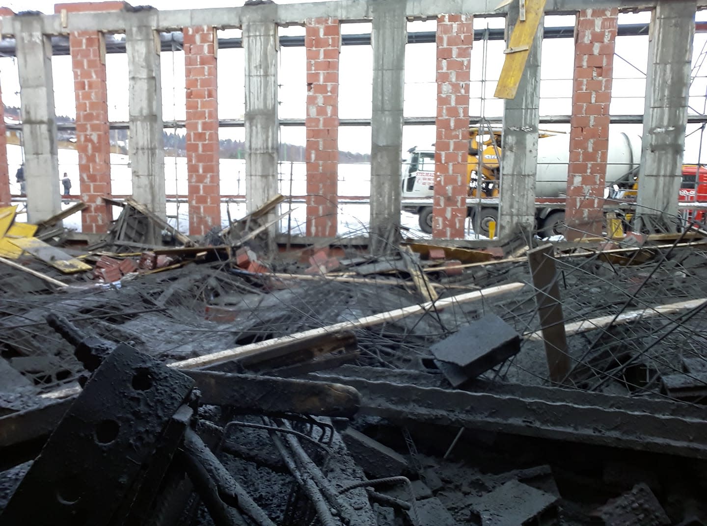 Katastrofa budowlana w miejscowości Żurowa. Obrażenia odniosło siedem osób.