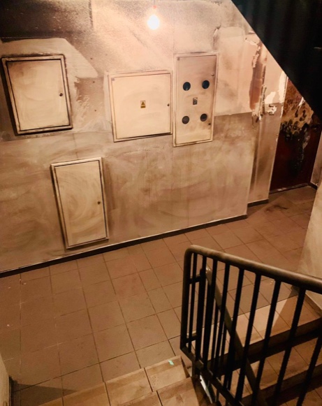 Ślady po podpaleniu przez 19-latka drzwi w wielorodzinnym bloku w Pile