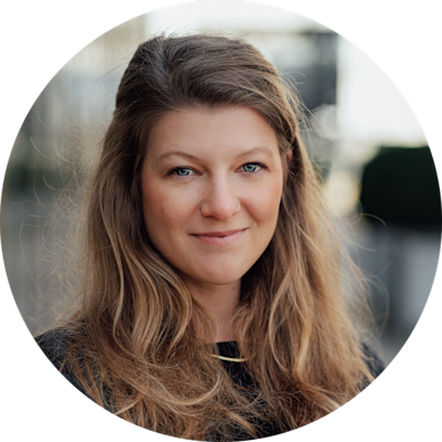 Porträt von Sarah Fischer - Tagesspiegel Background