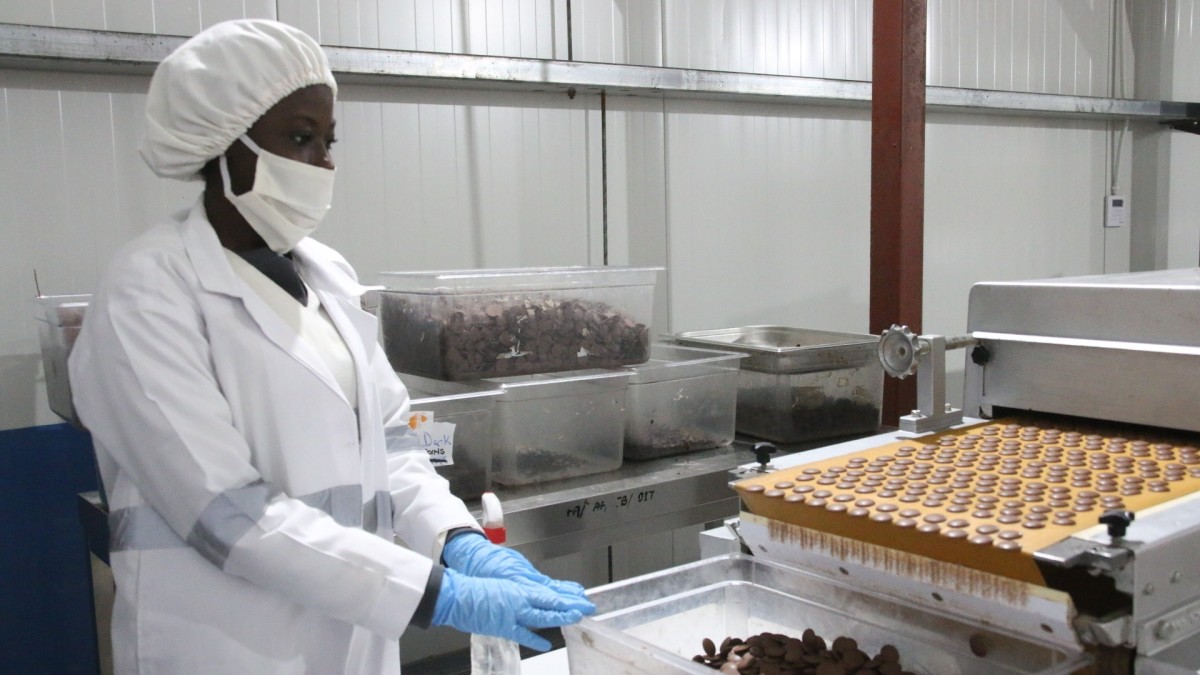 Hochmodern in weiß und Silber: Die Schokoladenfabrik von Fairafric ist auf die Produktion von 50 Millionen Tafeln pro Jahr ausgelegt