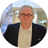 Erwin Keeve, Erwin Keeve ist Professor für Medizintechnik an der Charité, wo er das Fachgebiet Navigation und Robotik leitet. 