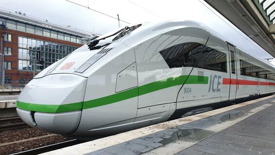 Rot ab, grün dran. Die Front des ICE sieht jetzt anders aus. Alle 280 Züge bekommen dieses Design.  Foto: Jörn Hasselmann