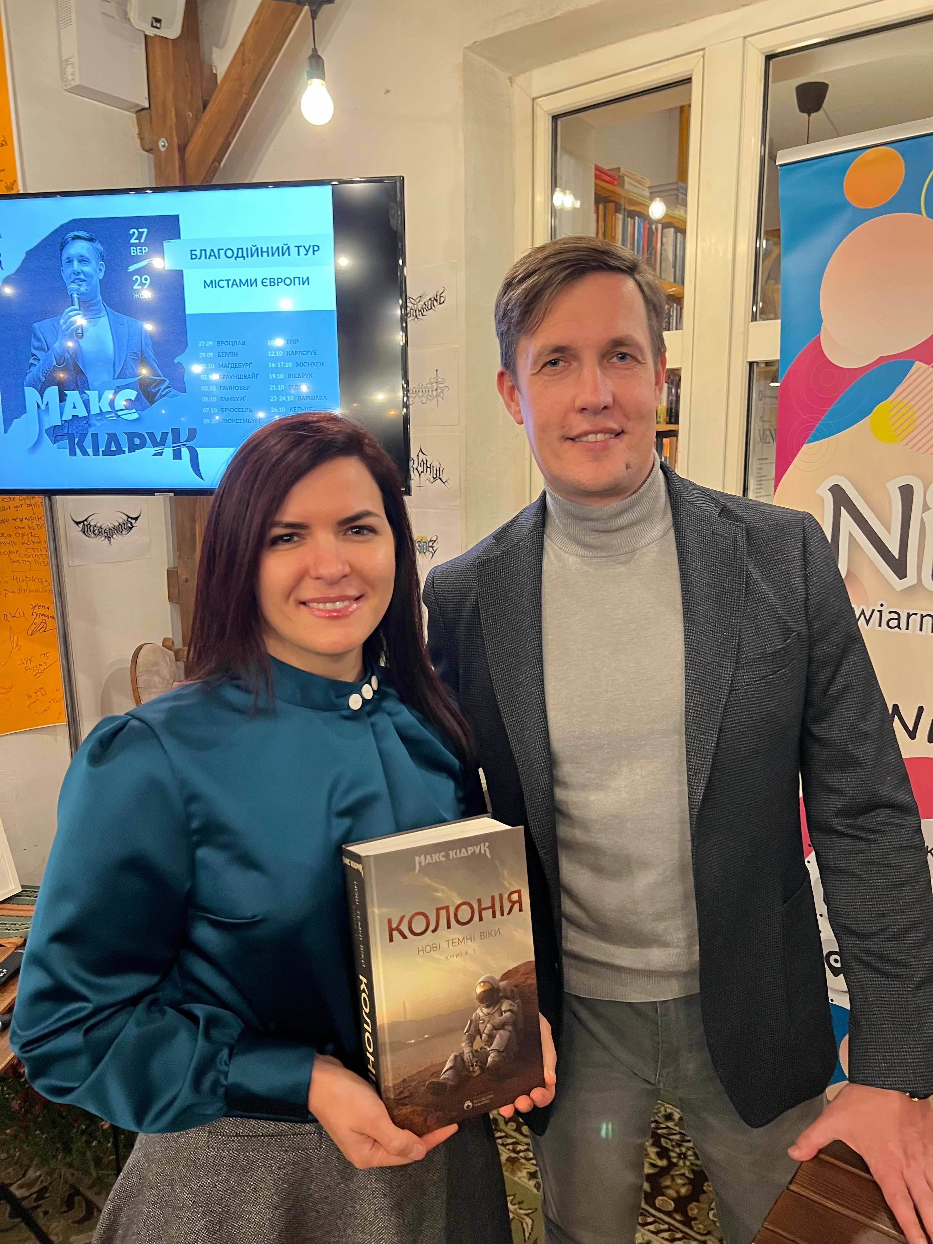 The author standing next to the writer Max Kidruk