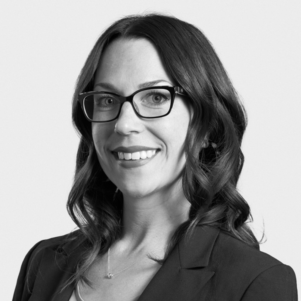 leah-thompson-bw-square