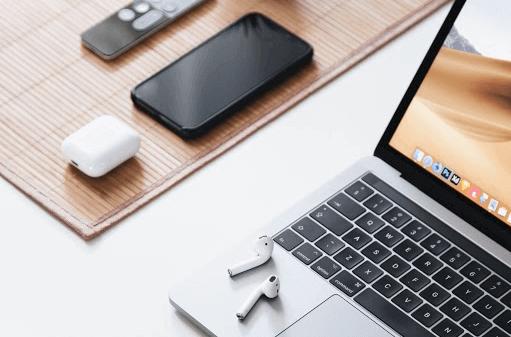 laptop-mobile-mouse-on-desktop