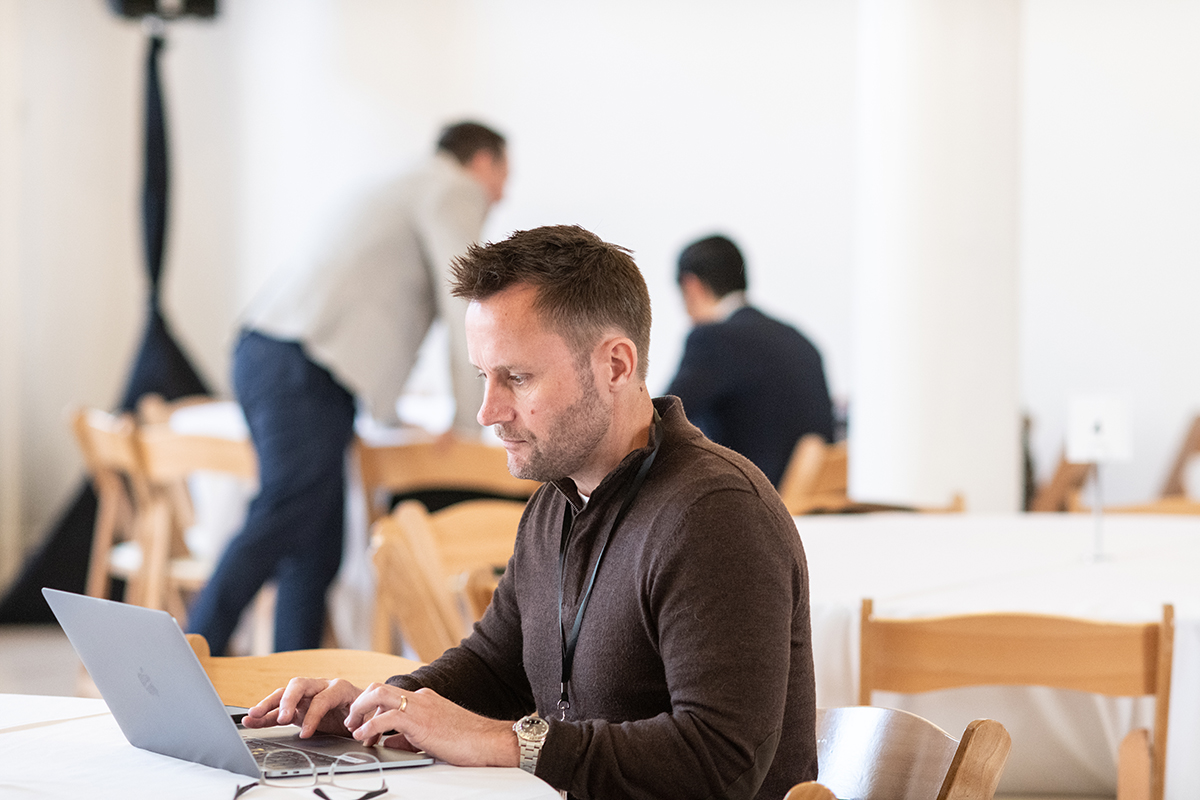 Man at computer SKO20