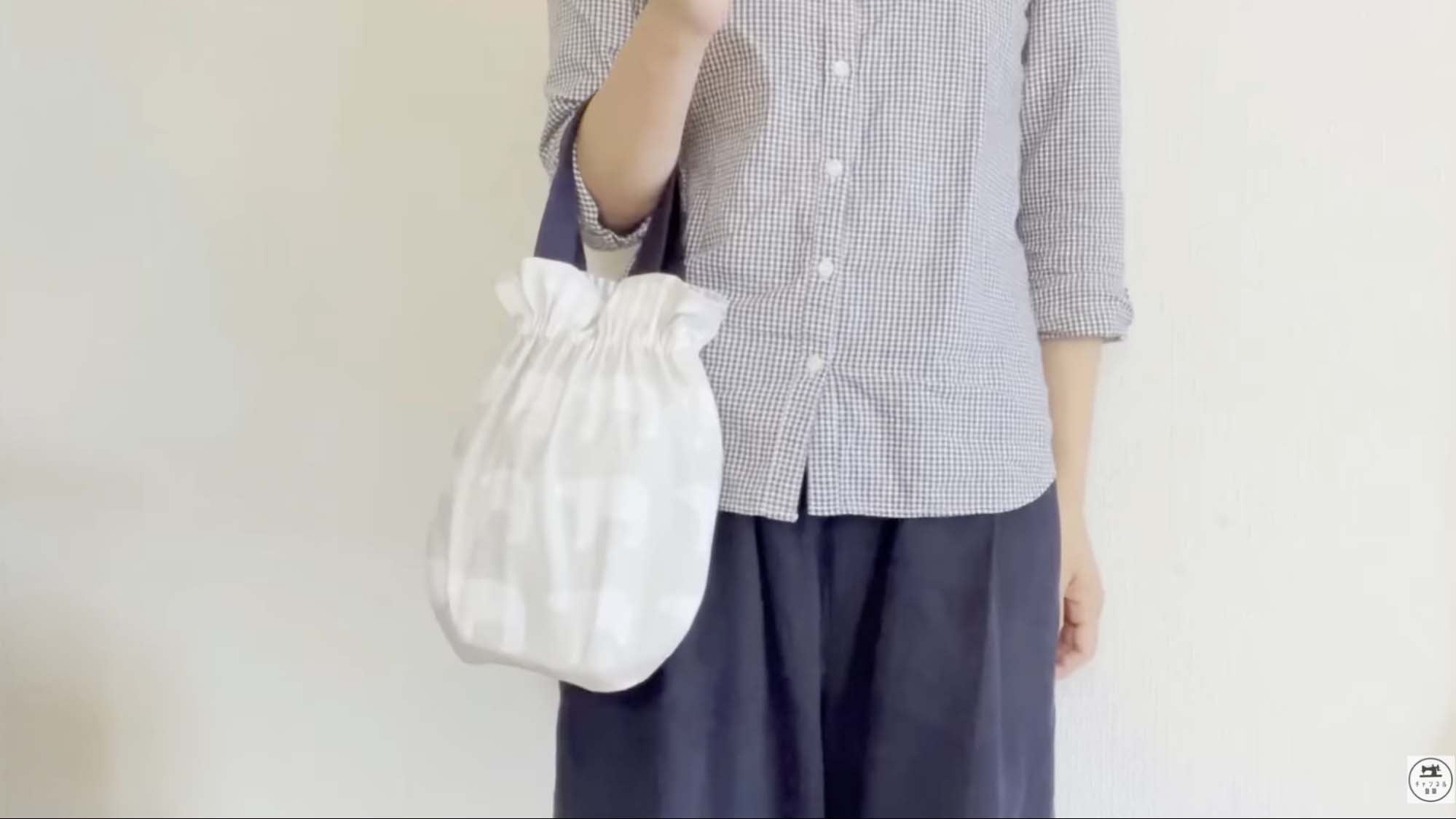 ふんわり丸巾着バッグ　優しい刺繍生地　レース切り替え imgrc0087399331.jpg