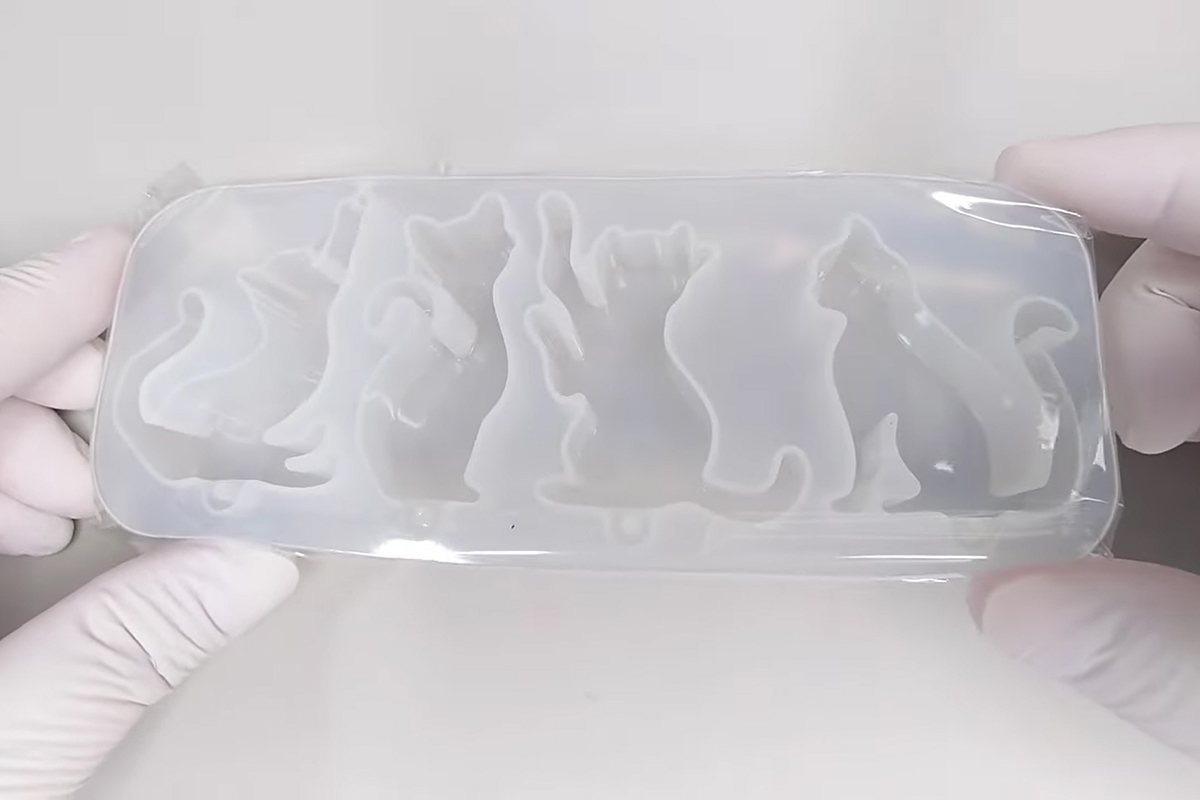 月と雲が浮かぶ夜空を閉じ込めたレジンのネコの作り方 | croccha