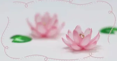 静かな水辺に咲く姿が美しい、レジンで作る繊細な蓮の花アクセサリー