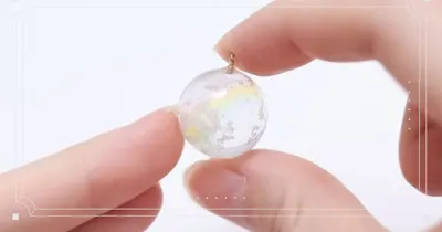 ふんわり浮かぶ雲、うっすらとかかる虹…幻想的な雨上がりの空を閉じ込めた球体レジンのチャームの作り方