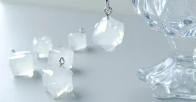 2タイプのレジンを使い分けて作る、ひんやり感満点のリアルな溶けかけ氷のキーホルダー