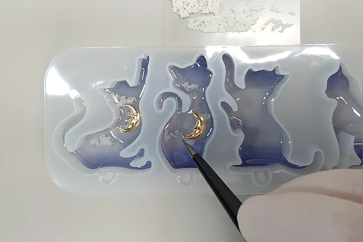 月と雲が浮かぶ夜空を閉じ込めたレジンのネコの作り方 | croccha