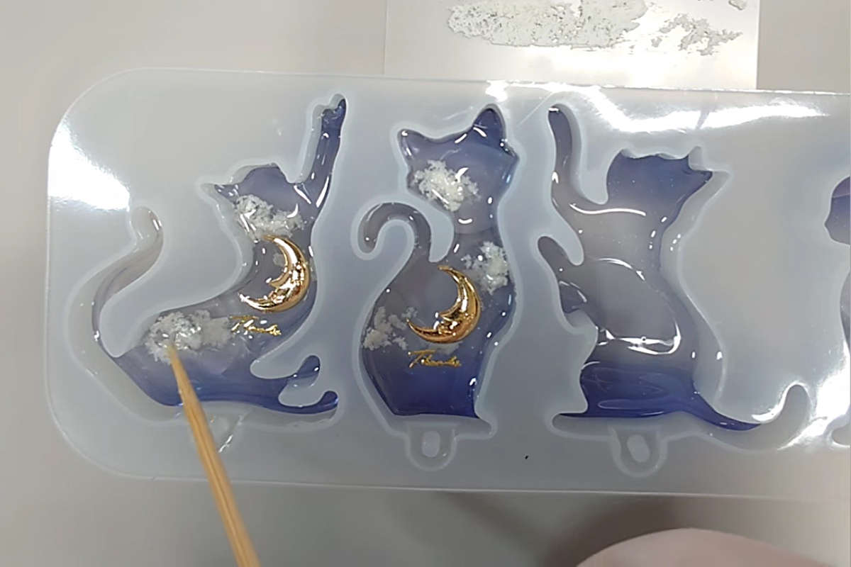 月と雲が浮かぶ夜空を閉じ込めたレジンのネコの作り方 | croccha