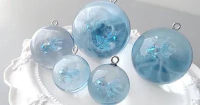 動き、奥行き、躍動感！球体の中を泳ぐ金魚と色付き氷のレジンチャームの作り方