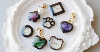 ころんとかわいいモチーフを黒縁デザインで大人っぽく！レジンのシンプルチャームの作り方