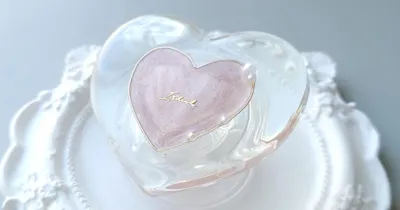 大人かわいい！レジンの透明感を活かして仕上げる、ハートの形のスマホグリップの作り方