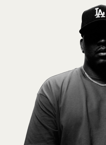 Une image en noir et blanc de l’artiste hip-hop Katori Walker