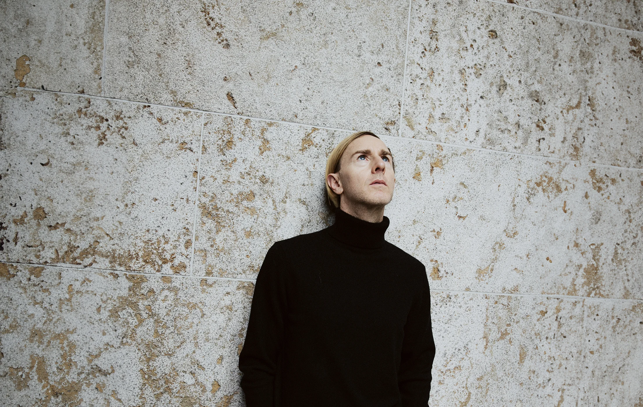 El pionero de la música electrónica Richie Hawtin apoyado en una pared