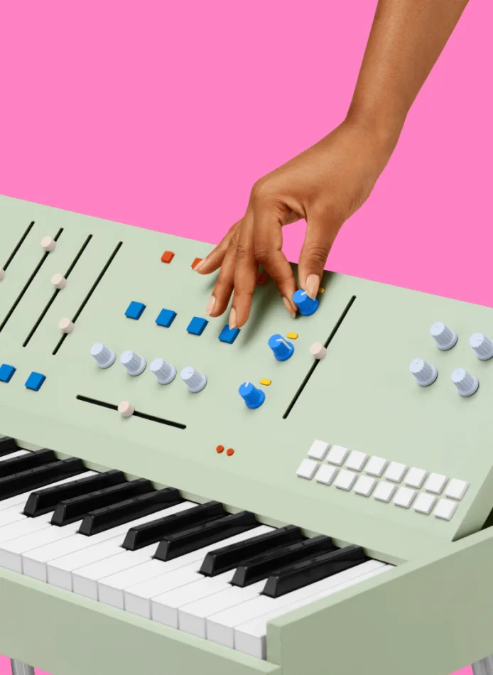 Nahaufnahme einer Hand auf Tasten