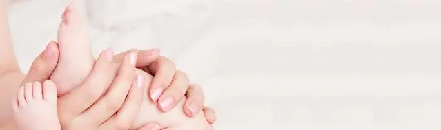 Mano masajeando pierna del bebe