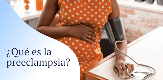 Mujer embarazada midiendo su presión sanguínea.