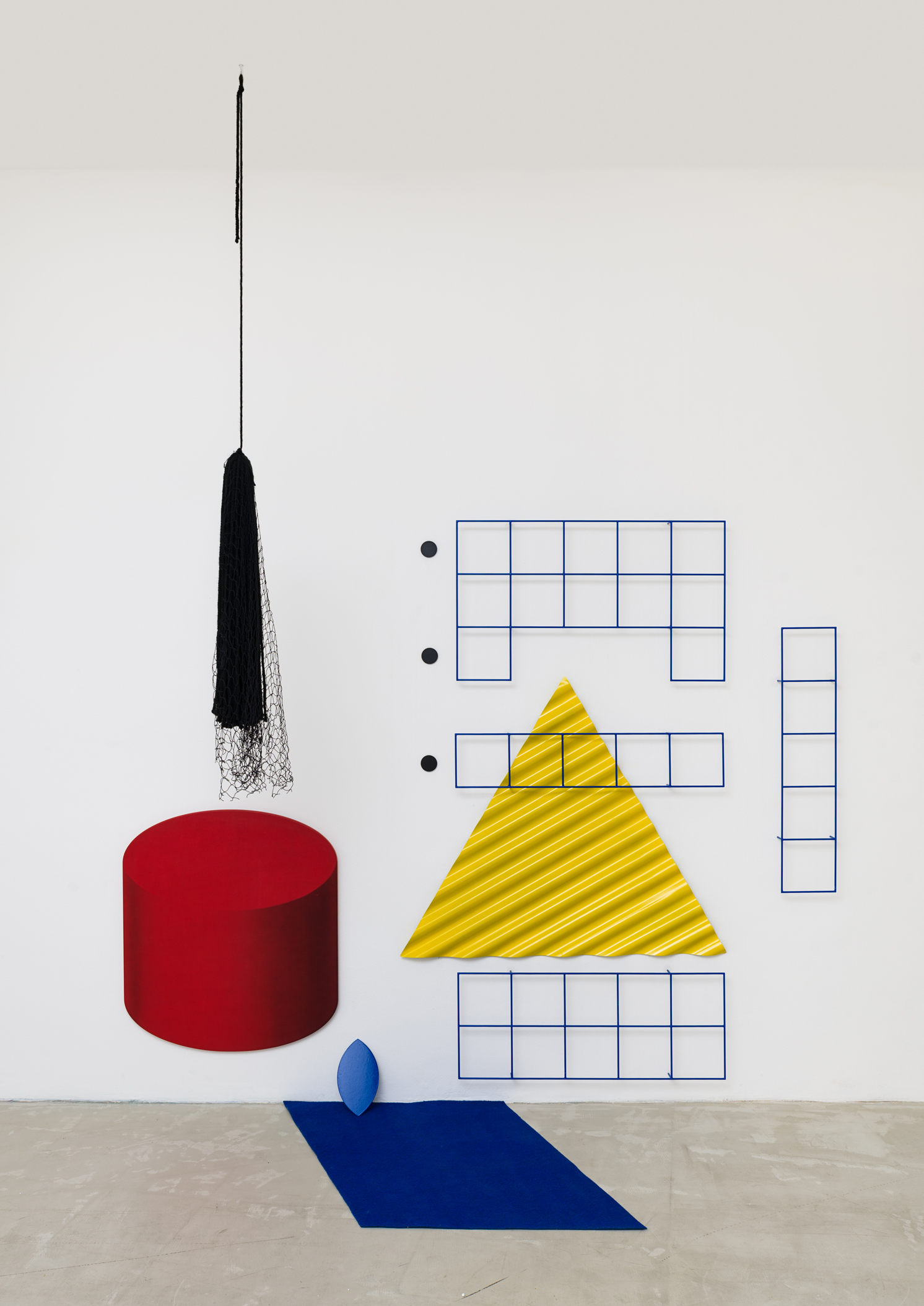 3- Reunión ABC, 200x240x77cm, chapa, hierro, mdf entelado, fieltro, mdf policromado, lana, red y motor 5 rpm, 2025 - Mariela Vita