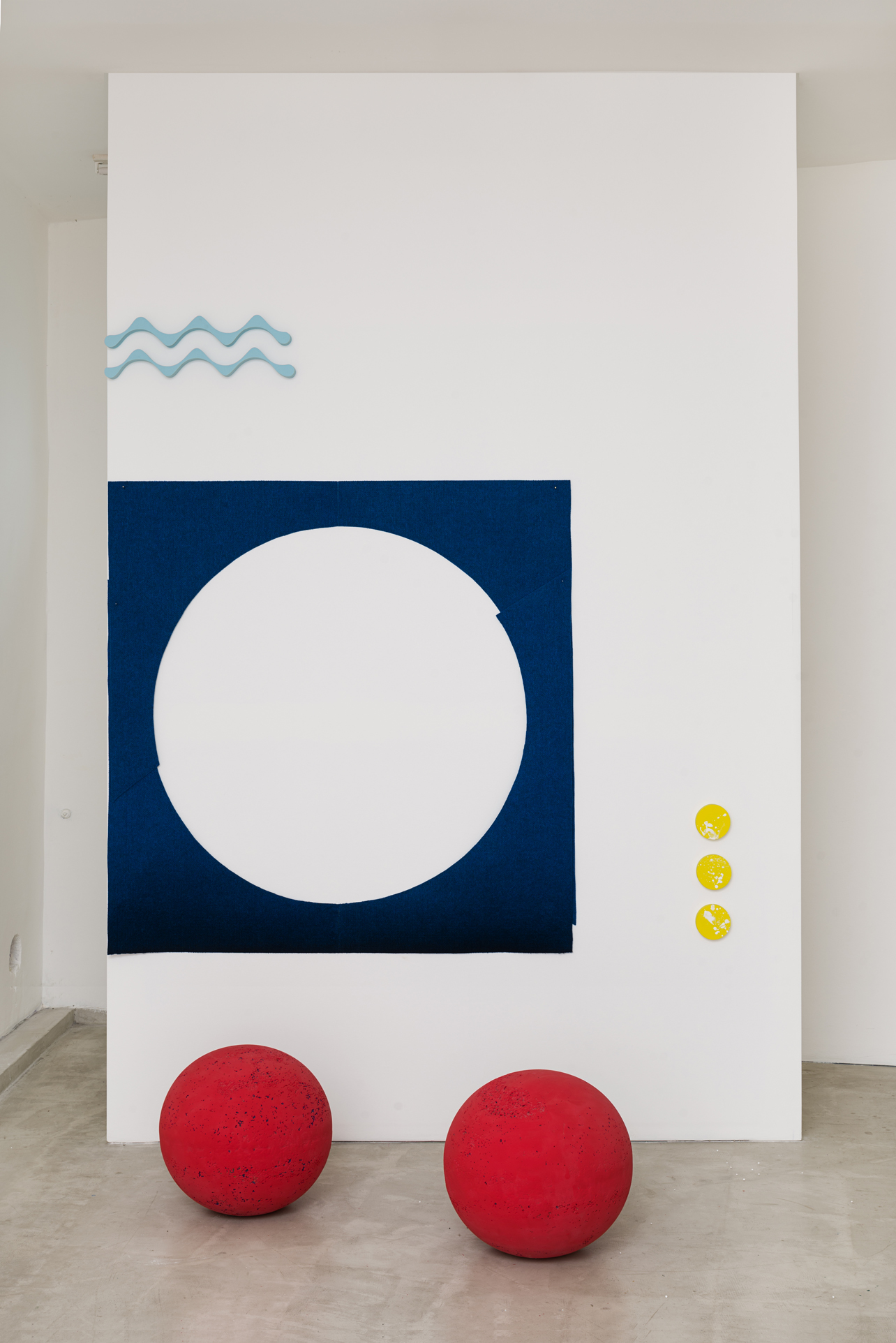 9- La fuente de los peces, 235x200x120cm, fieltro, mdf y cemento policromado, 2025 - Mariela Vita