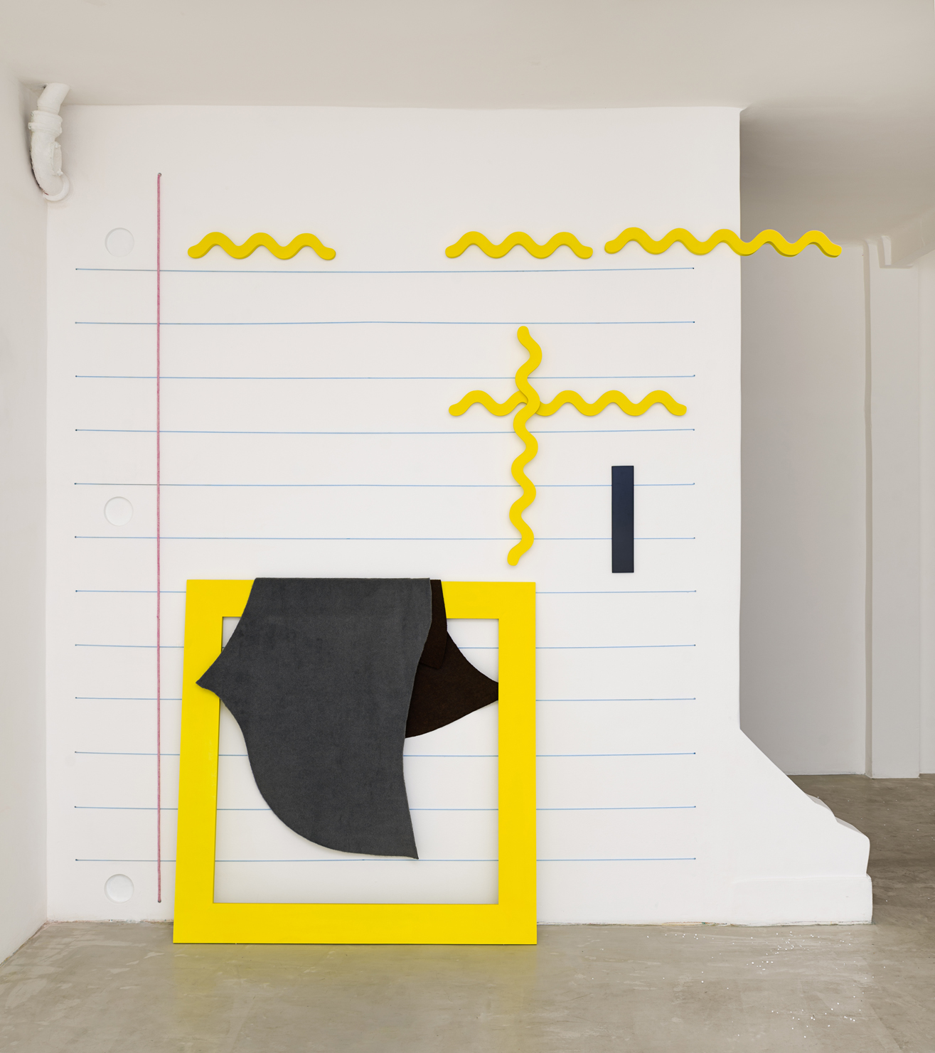 4- Anotaciones y reflejo, 305x300x18cm, pared devastada, hilo, soga, acrílico, fieltro y mdf, 2025 - Mariela Vita