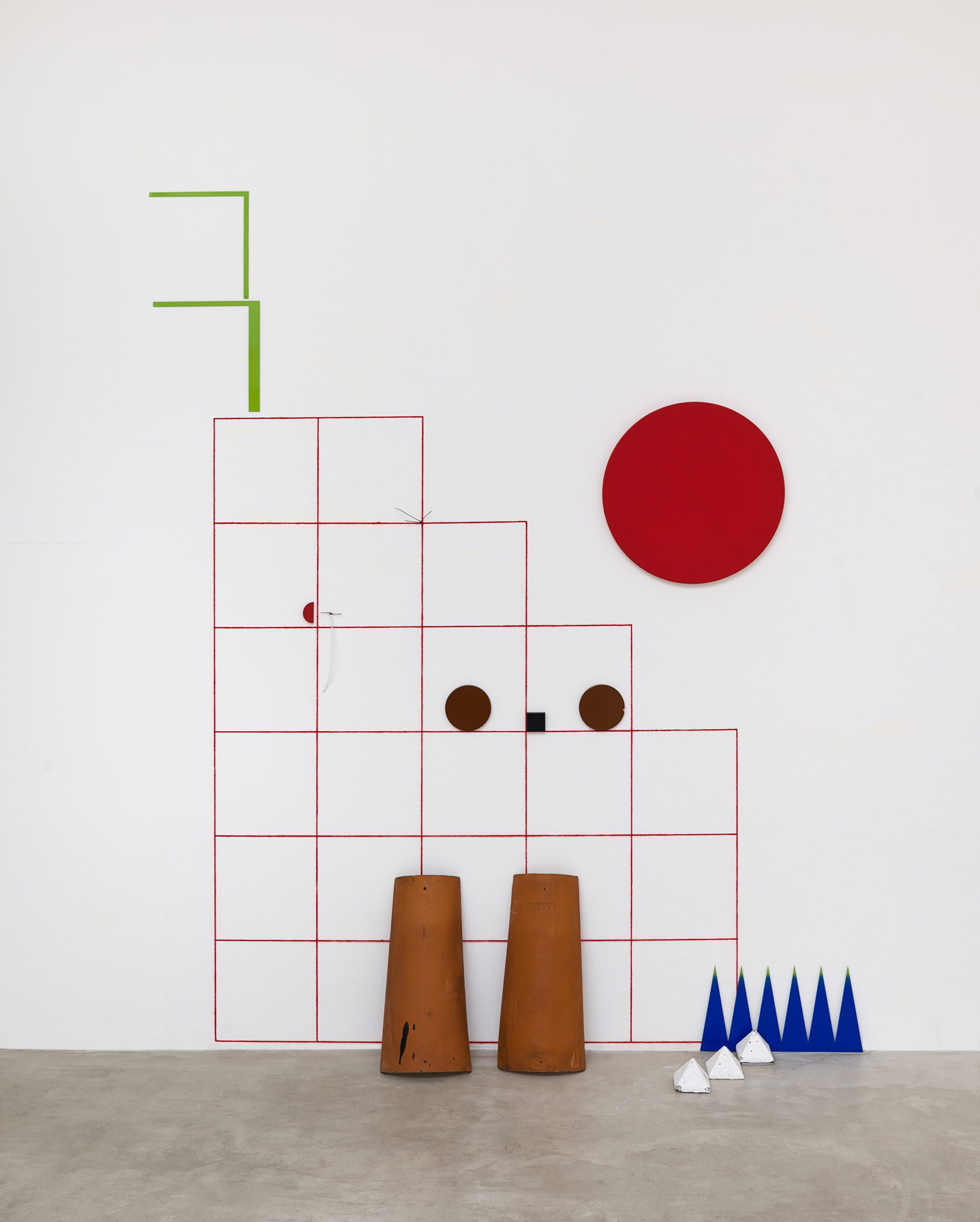 5- Luna roja, 206x50x18cm, hierro, lana, tejas, alambre cubierto, mdf, cemento y poliestireno expandido, 2025 - Mariela Vita