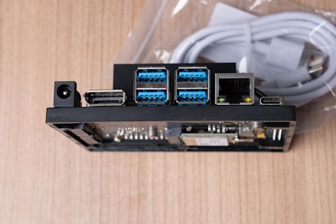  USB 端子、イーサネットポート