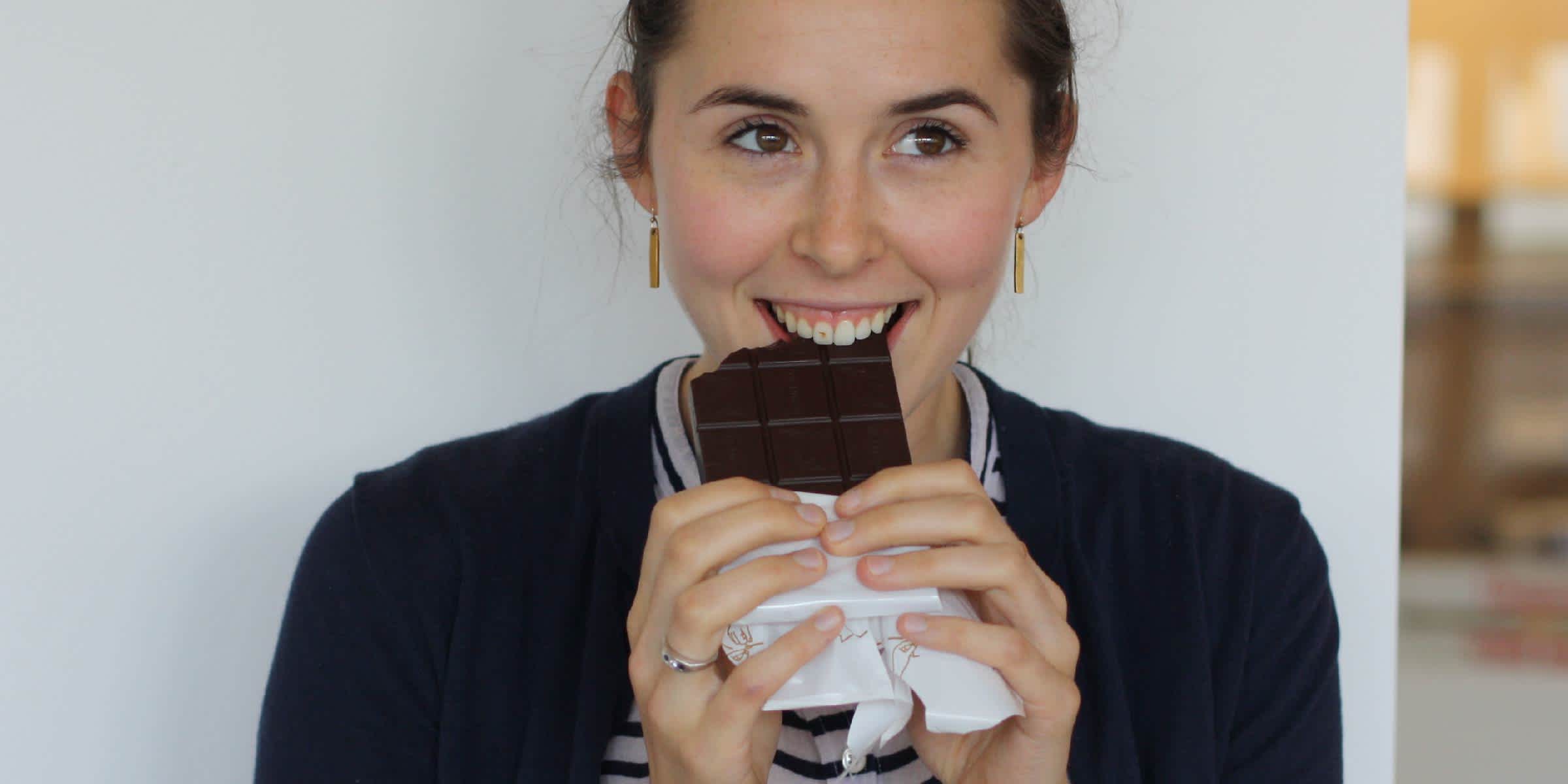 Foto de mulher comendo chocolate