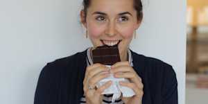 Foto de mulher comendo chocolate