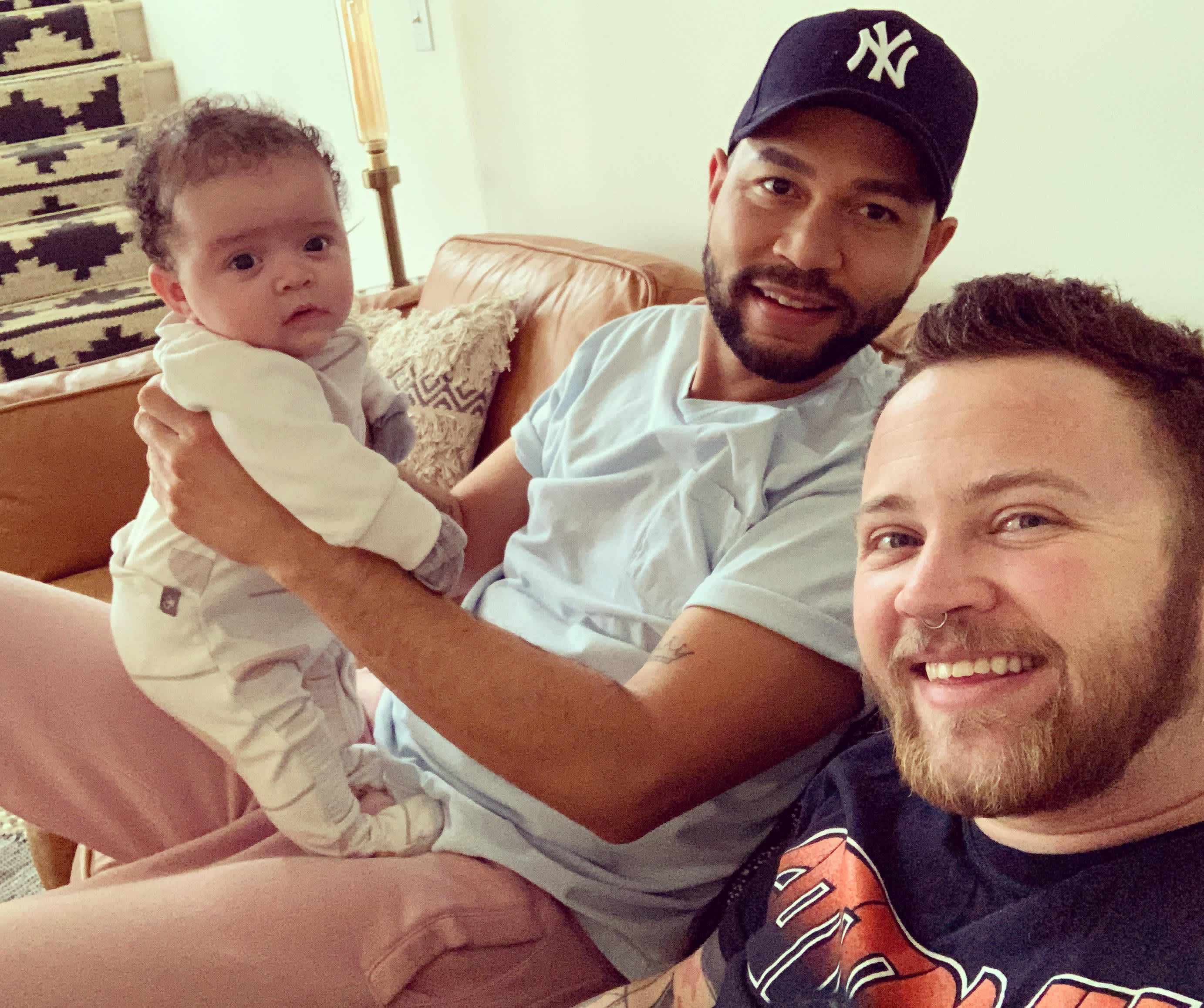 Bennett Kaspar-Williams e seu marido com seu bebê.