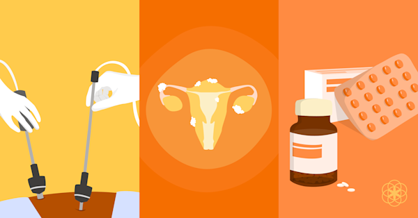 Instrumentos quirúrgicos apuntando hacia adentro formando un círculo alrededor de un trozo de tejido similar al endometrio