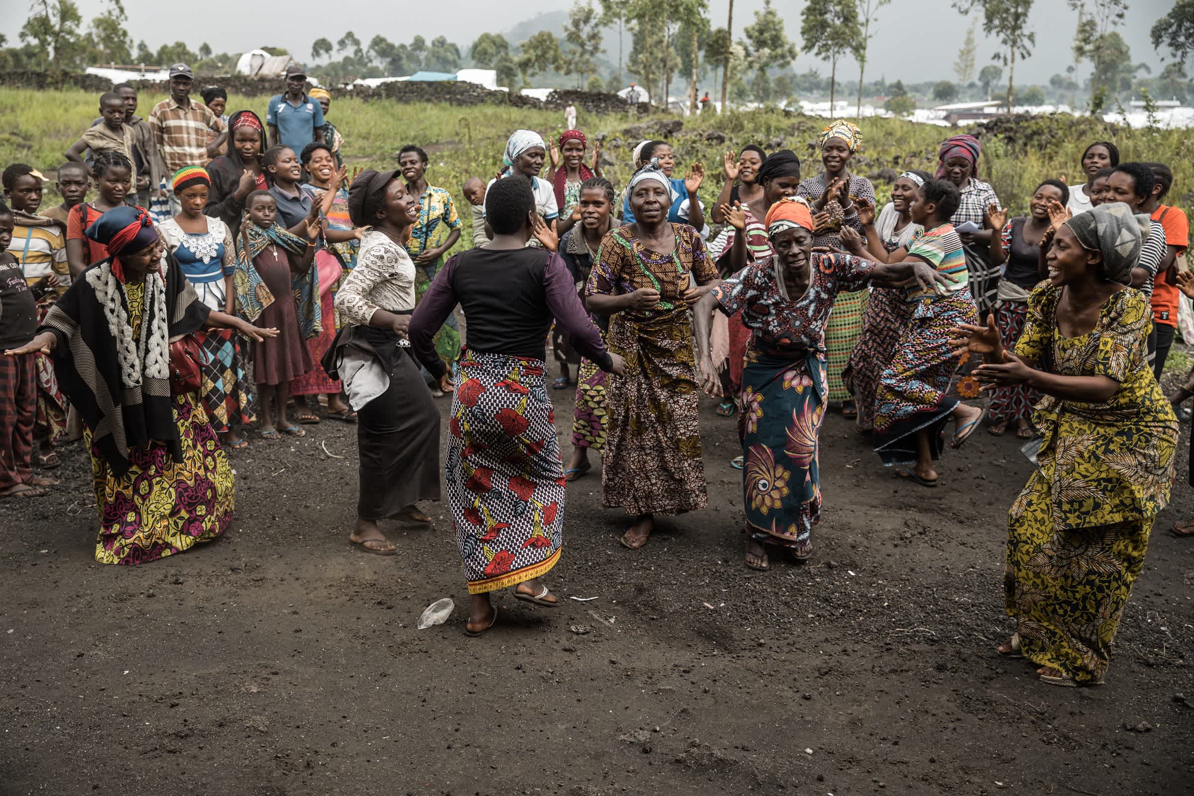 In the morning at the Rusayo Camp, a group of displaced women gathers to perform dance and music sessions in order to share some moments of joy despite the difficult situation they're living in with their families in the camp.