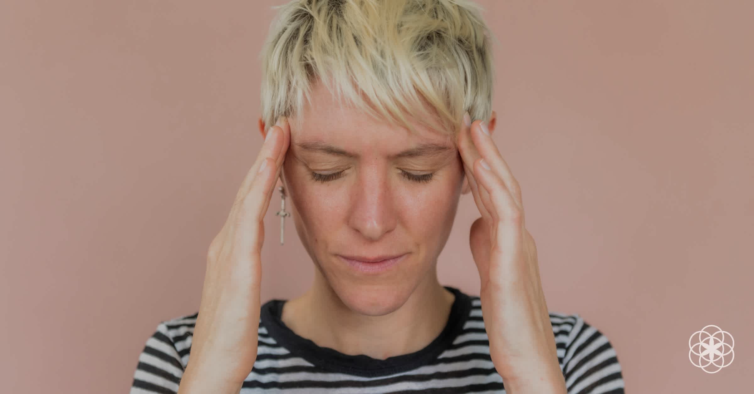 foto de uma mulher estressada com as mãos na cabeça