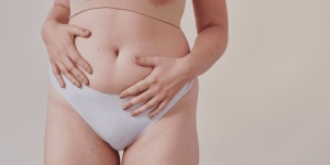 Imagen de una persona tocándose la barriga