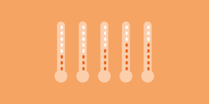 Thermometer mit unterschiedlichen Temperaturen auf orangefarbenem Hintergrund
