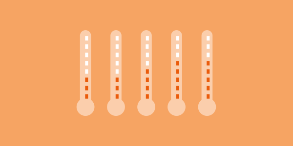 Thermometer mit unterschiedlichen Temperaturen auf orangefarbenem Hintergrund