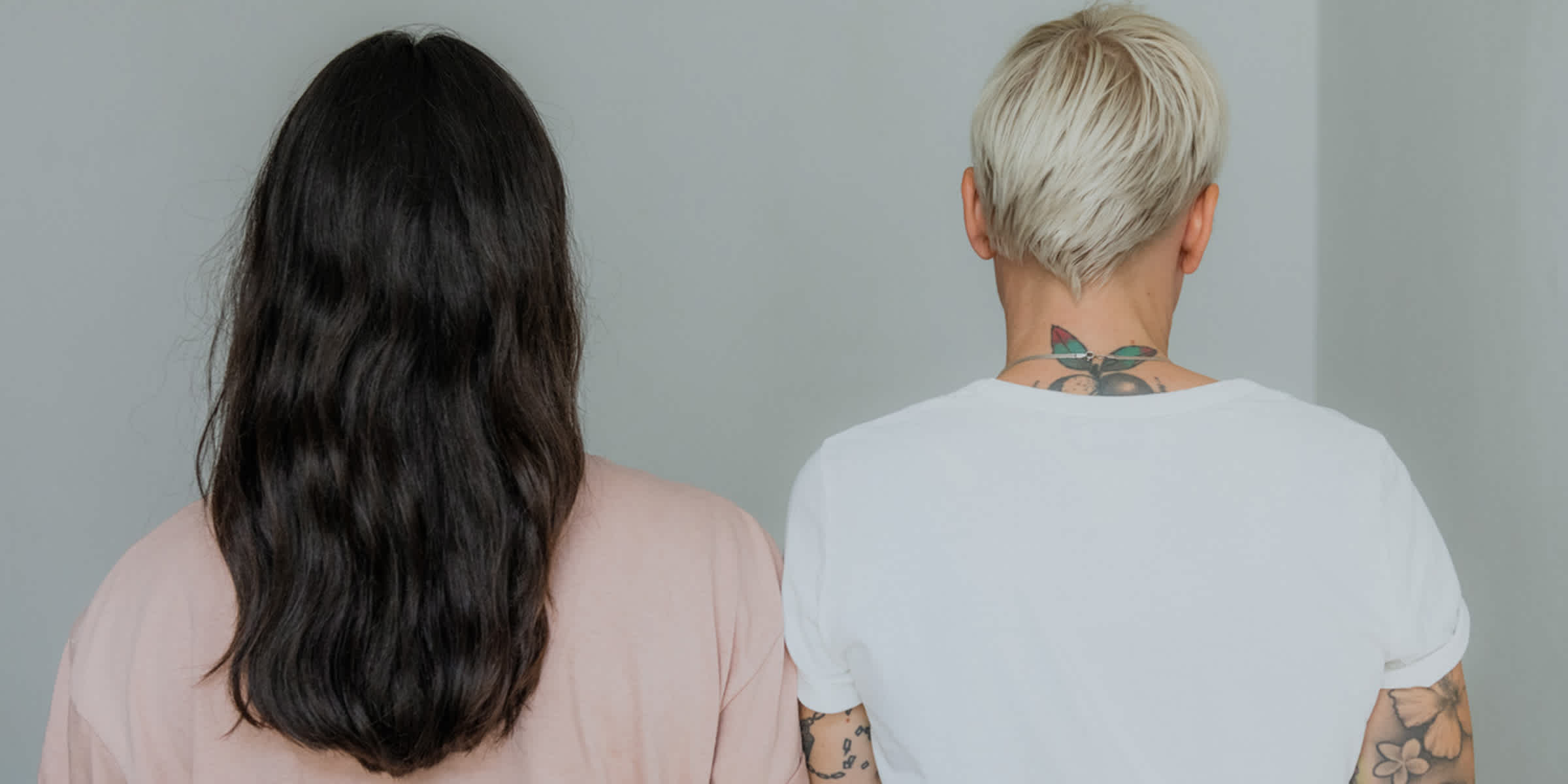 Foto mostrando o cabelo de duas pessoas de costas