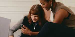 Dos mujeres mirando un teléfono