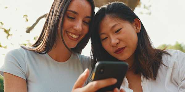 Duas mulheres olhando para um telefone