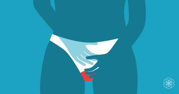 Le torse, les bras et les jambes d'une personne ne portant que des culottes tachées de sang menstruel, avec une main à l'intérieur de la culotte.