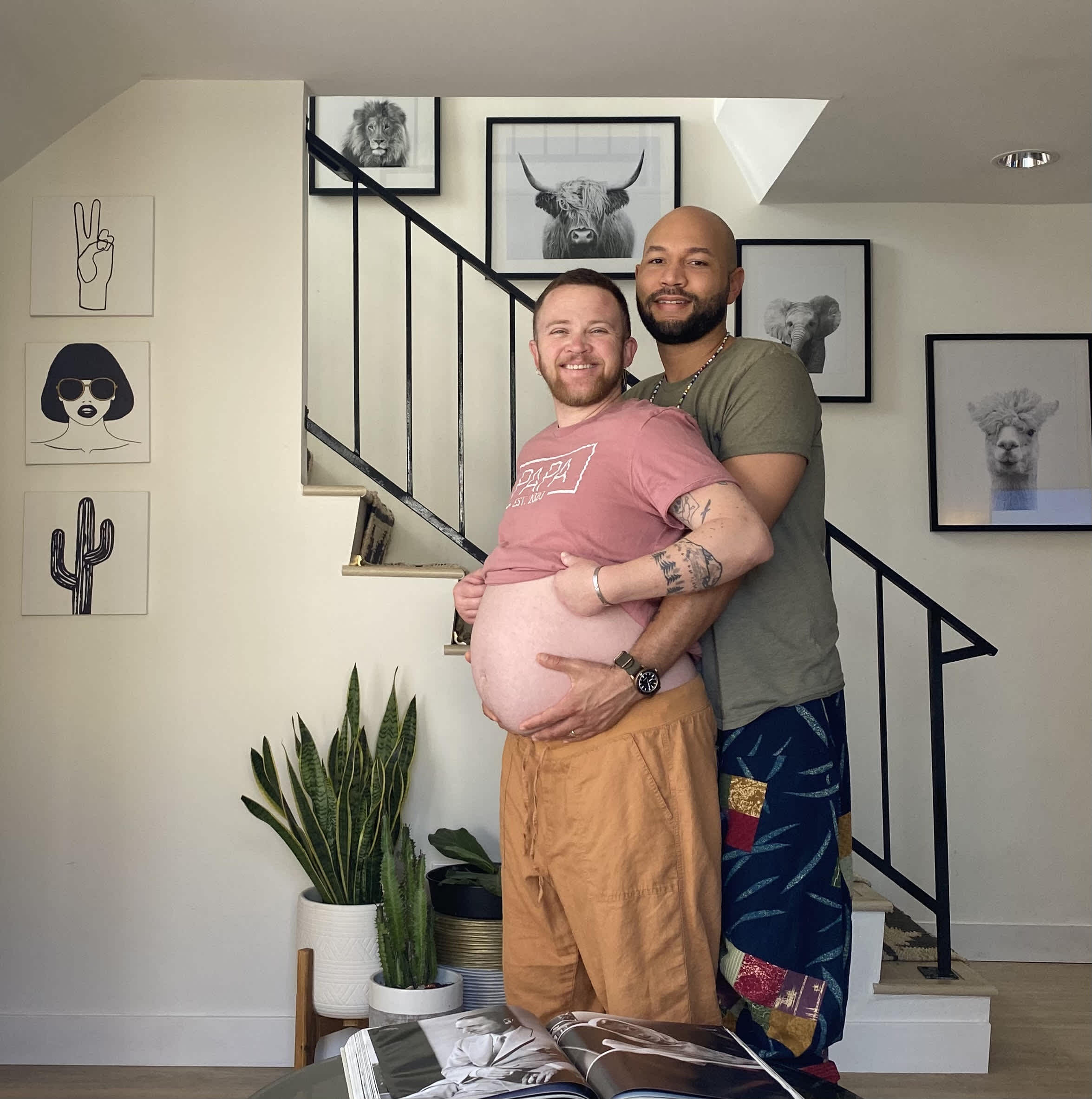 Bennett Kaspar-Williams e seu marido Malik posam juntos.